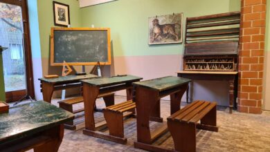 Historisches Klassenzimmer mit Holzmöbeln