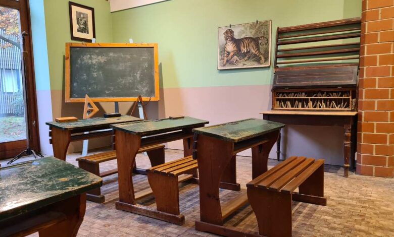 Von der Schiefertafel bis zum Selfie – neue Kiekeberg-Ausstellung zeigt 200 Jahre Schulgeschichte 2 Historisches Klassenzimmer mit Holzmöbeln