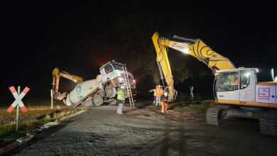 Bauarbeiter retten umgestürzten Lkw