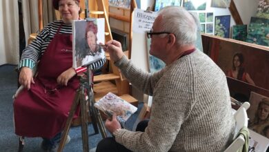 Kunst & Punsch in Moorburg – Kreatives Flair und herzhafte Gemütlichkeit auf dem Land 2 Mann malt Frau in Atelier.