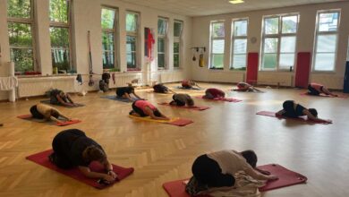 Fit durch den Advent – Turnerschaft Harburg lädt mit Power, Entspannung und Punsch zum Wohlfühlprogramm 2 Gruppen-Yoga in einem hellen Raum