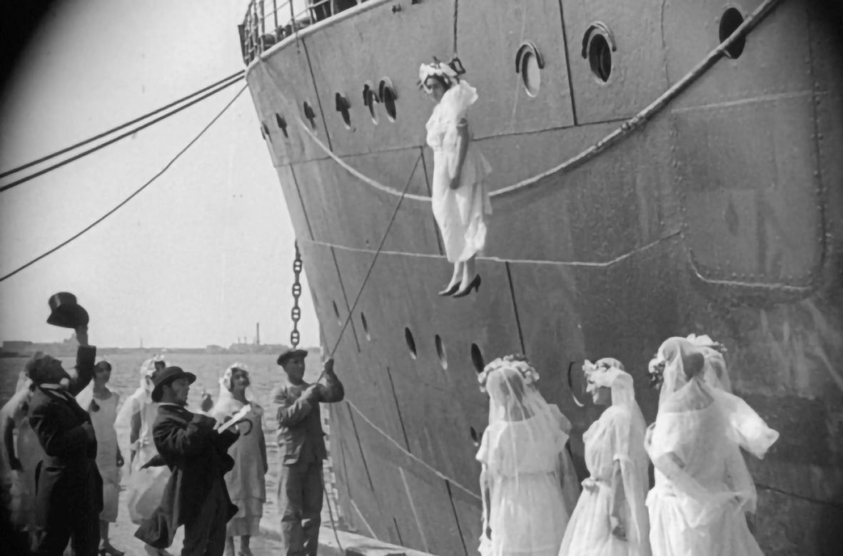 Hochzeit auf einem Schiff, fröhliche Feier.