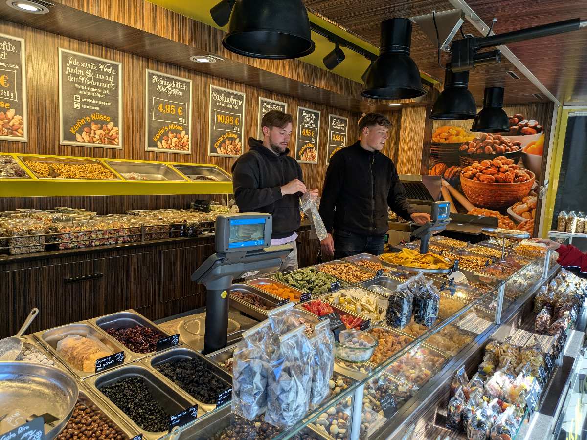 Nüsse und Trockenfrüchte im Verkauf