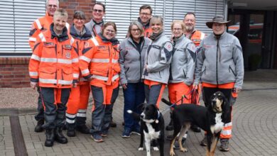 Rettungshundestaffel der Johanniter richtet bundesweite Mantrailer-Prüfung in Salzhausen aus 1 Rettungshunde und ihre Trainergruppe.