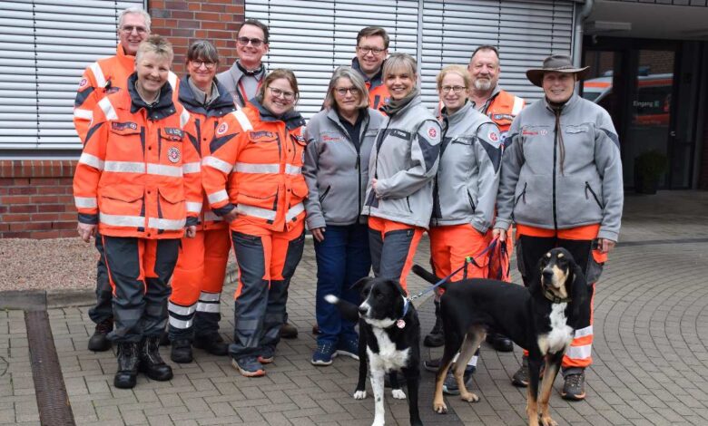 Rettungshundestaffel der Johanniter richtet bundesweite Mantrailer-Prüfung in Salzhausen aus 1 Rettungshunde und ihre Trainergruppe.
