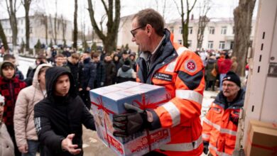 Geschenke werden an Bedürftige verteilt.