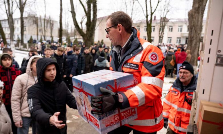 Ein Paket voller Hoffnung – Johanniter-Weihnachtstrucker sammelt wieder für Menschen in Not 1 Geschenke werden an Bedürftige verteilt.