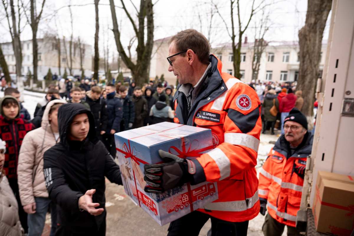 Geschenke werden an Bedürftige verteilt.