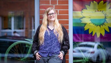 Filmabend „Kein Land für Niemand“: GRÜNE Harburg und Social Filmclub laden zum offenen Gespräch über Solidarität ein 4 Politikerin vor Büro