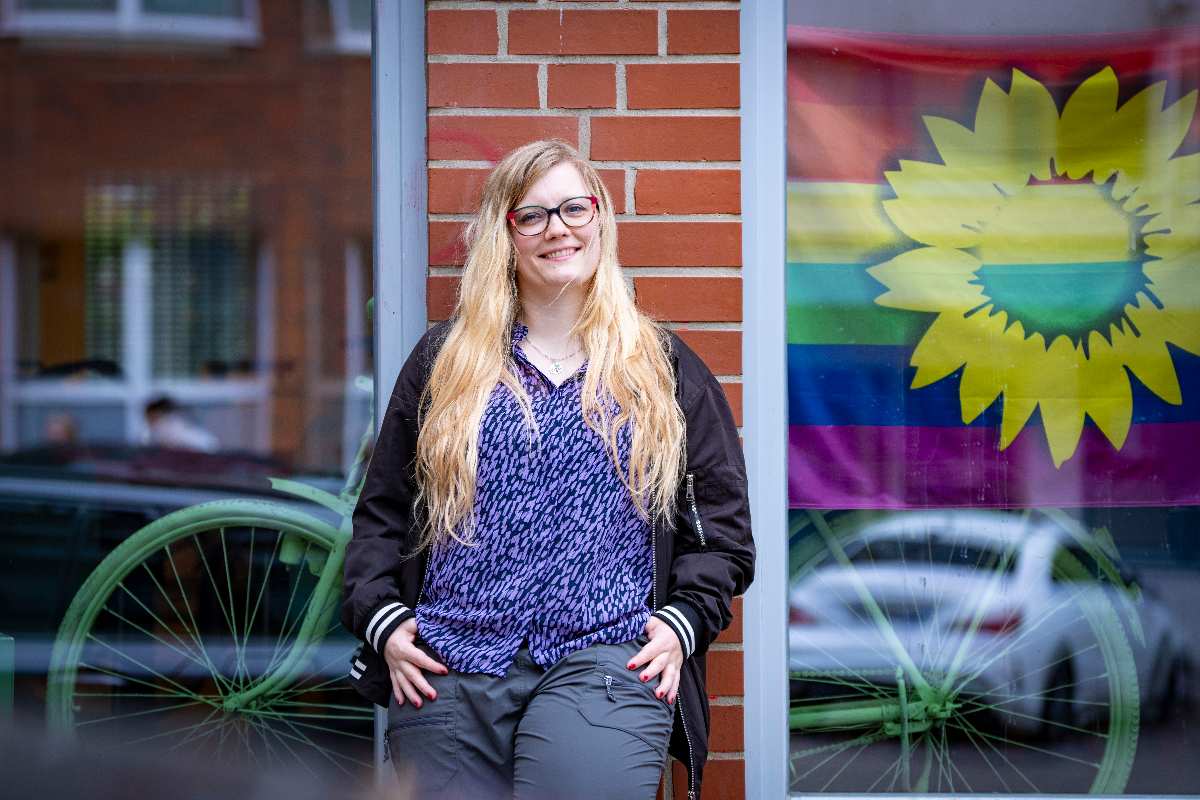 Politikerin vor Büro