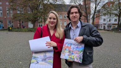 Zwei Personen mit Kalender und Stadtplan.