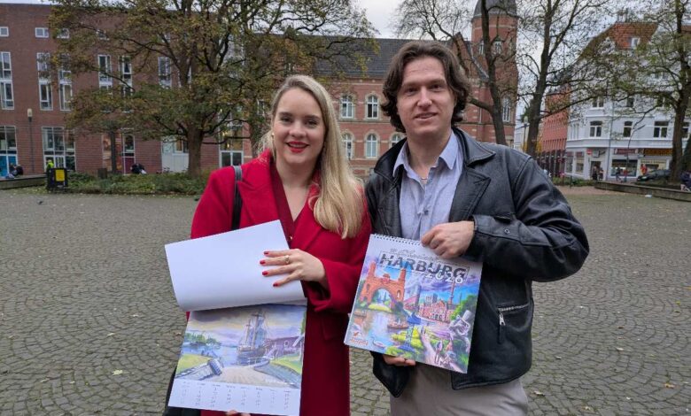 Harburg-Kalender 2026 und Baumkuchen-Highlight: Jetzt in der Harburg Info erhältlich 11 Zwei Personen mit Kalender und Stadtplan.