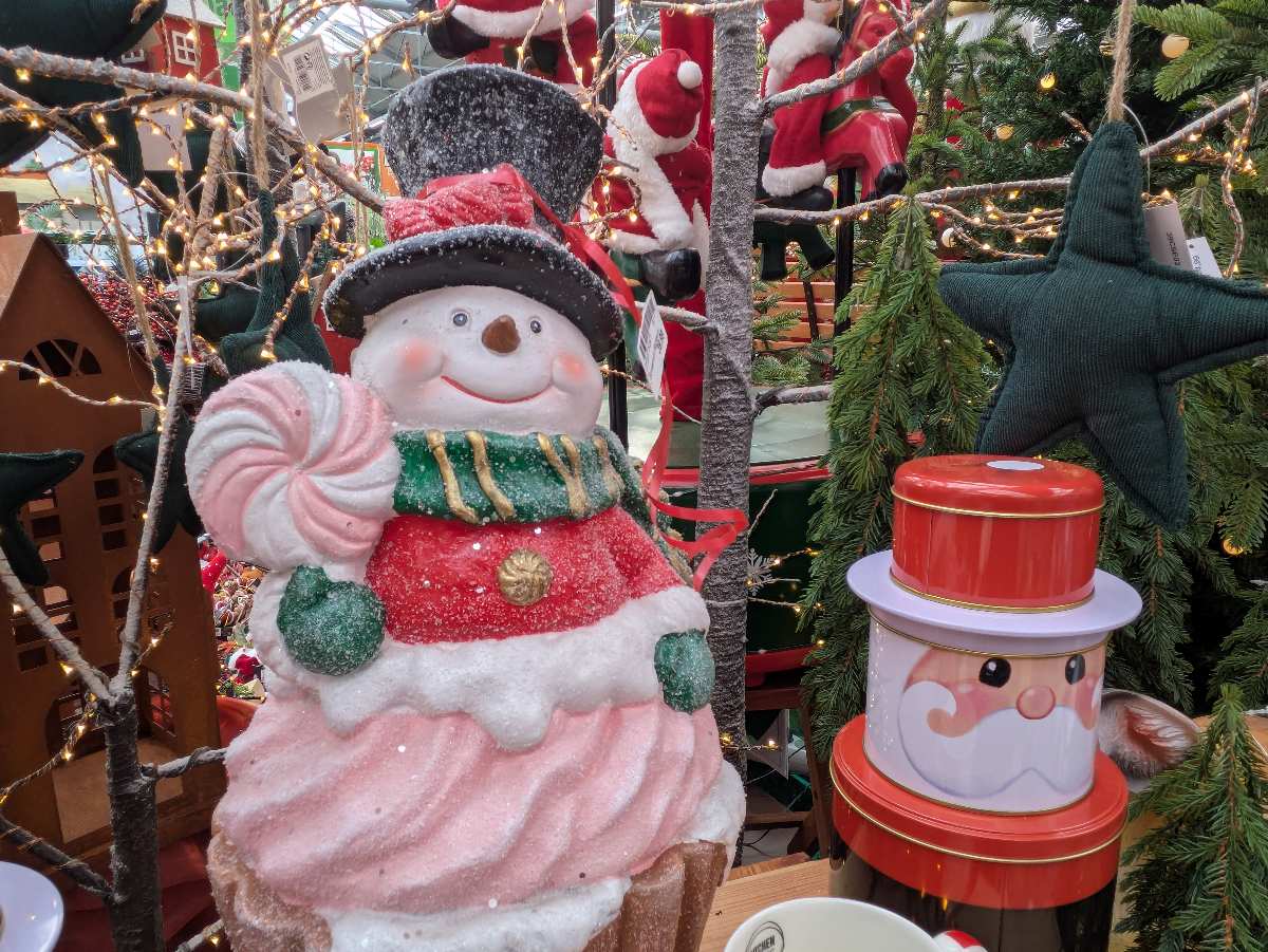 Weihnachtsschmuck mit Schneemann und Santa