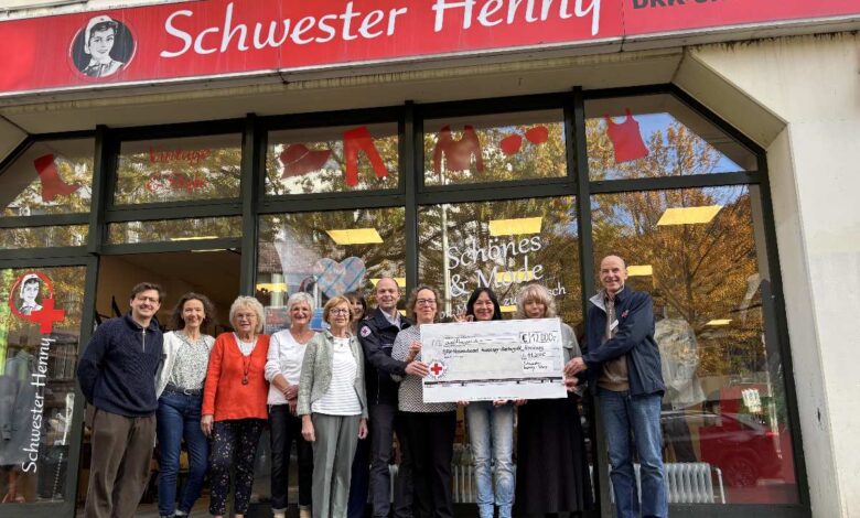 Letzte Spende vom DRK-Shop „Schwester Henny“ – 12.000 Euro für Harburg-Huus und Katastrophenschutz 12 Gruppenfoto vor dem DRK-Shop