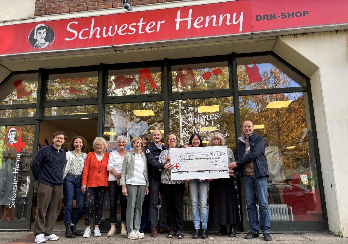 Gruppenfoto vor dem DRK-Shop