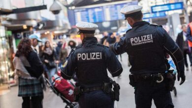 Schmuddelhefte im Hosenbund und Hitlergruß obendrauf – Hauptbahnhof-Dieb dreht komplett durch 2 Polizisten patrouillieren in Bahnhofshalle.