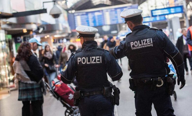 Schmuddelhefte im Hosenbund und Hitlergruß obendrauf – Hauptbahnhof-Dieb dreht komplett durch 1 Polizisten patrouillieren in Bahnhofshalle.