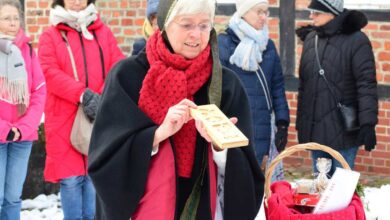 Person mit Holzbrett im Schnee