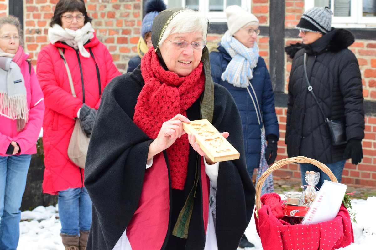 Person mit Holzbrett im Schnee