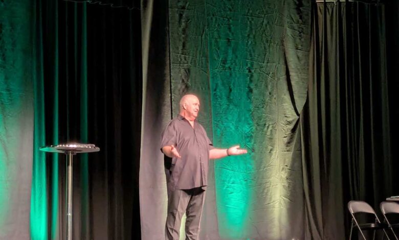 Lacher, Liebe, Lebenswerk: Markus Maria Profitlich verabschiedet sich mit „Mensch Markus: Party!“ von der Bühne