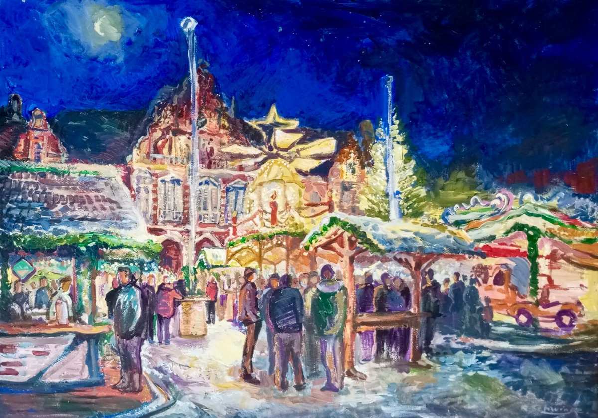 Weihnachtsmarkt mit festlicher Beleuchtung