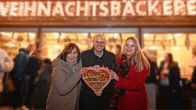 Feierliche Eröffnung in Harburg: Weihnachtsmarkt startet mit festlichem Auftakt 2 Drei Personen mit Lebkuchenherz.