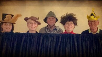 Märchenhafte Plattdüütsch-Stunn: NettwarkPlatt lädt zur „Märkenstünn op den Ewer Margareta“ in Buxtehude 2 Fünf Personen mit verschiedenen Hüten.