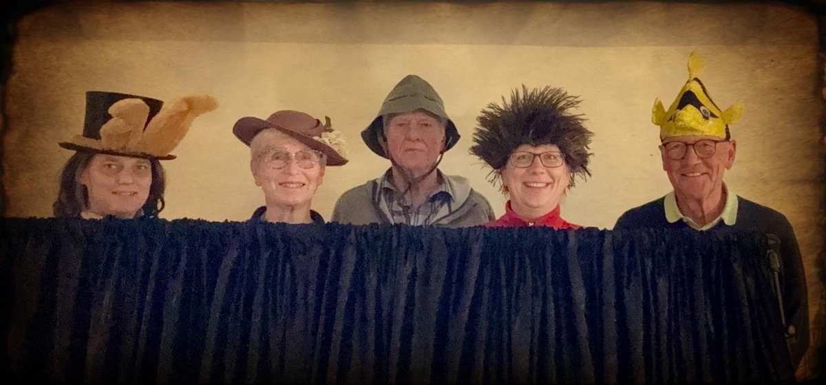 Fünf Personen mit verschiedenen Hüten.