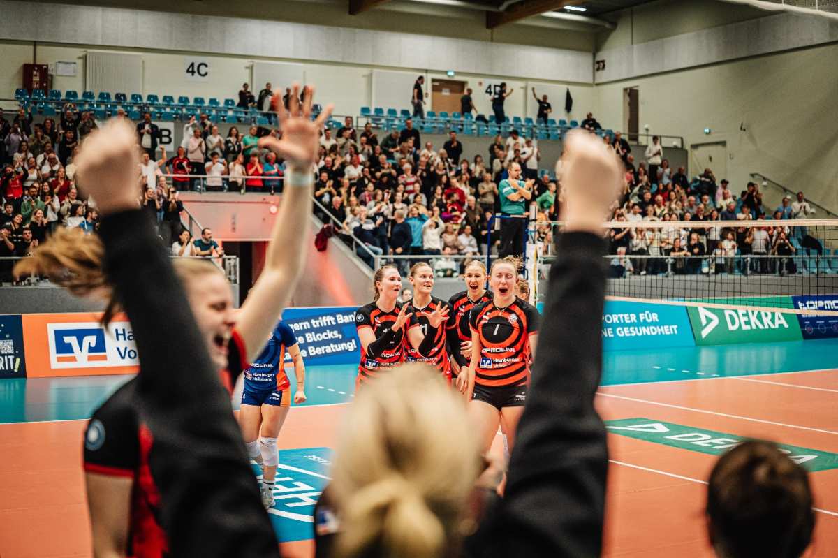 Volleyballspiel mit jubelnden Fans.