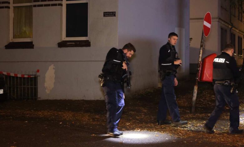 Schüsse im Harburger Phoenix-Viertel: Polizei durchsucht mehrere Kneipen – Täter und Verletzter flüchtig 18 Polizei auf Spurensuche