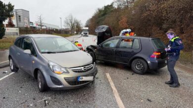 Frontalcrash an der Landesgrenze: Maldfeldstraße im Berufsverkehr komplett lahmgelegt 3 Zwei Autos nach einem Unfall.